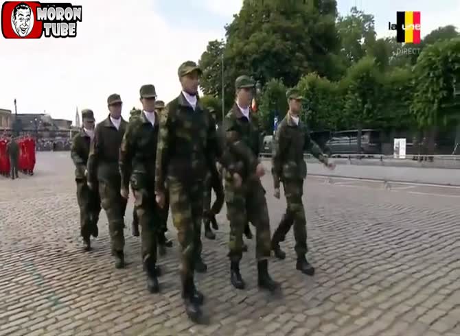 Video :Young soldiers fail the National Day parade (Belgium)